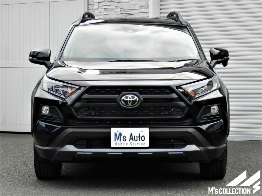 TOYOTA RAV4 黒 フロント正面からの外観、六角形ヘキサゴングリルとTOYOTAエンブレム