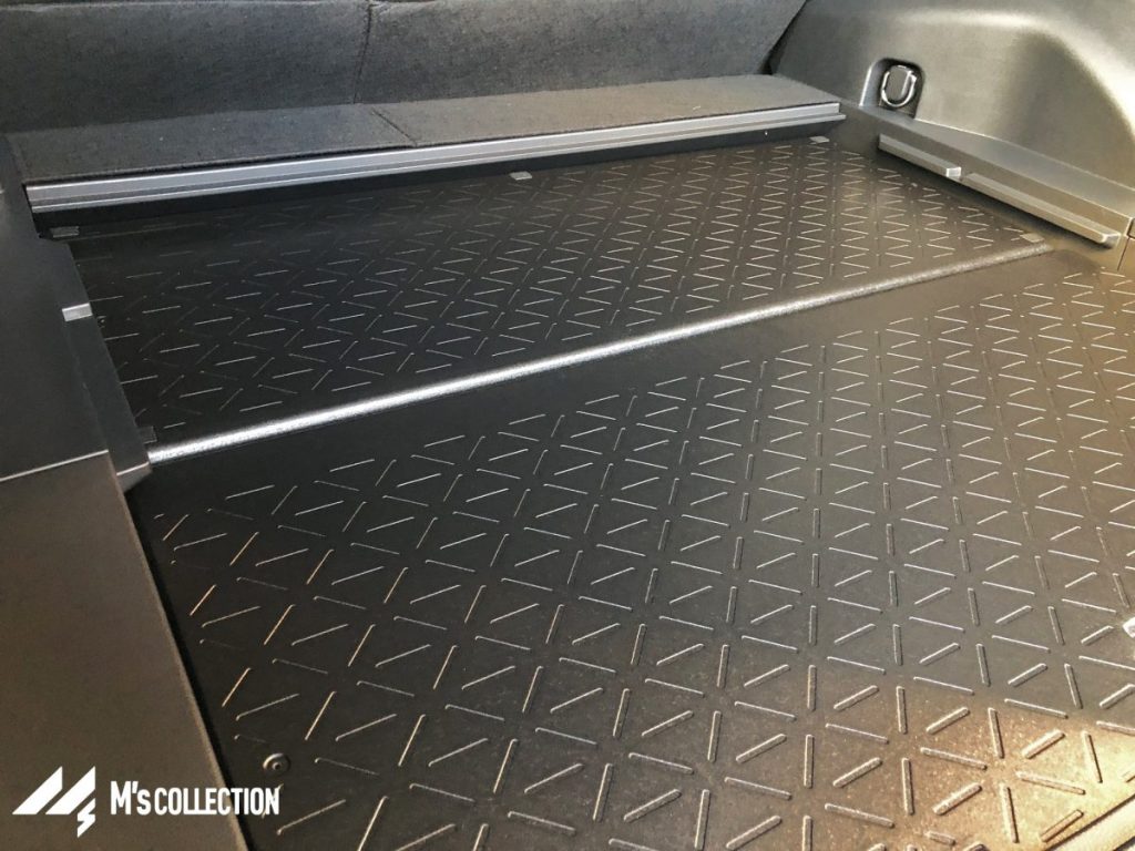 TOYOTA RAV4 2段階設定のデッキボード、裏面のダイヤモンドパターンをクローズアップ