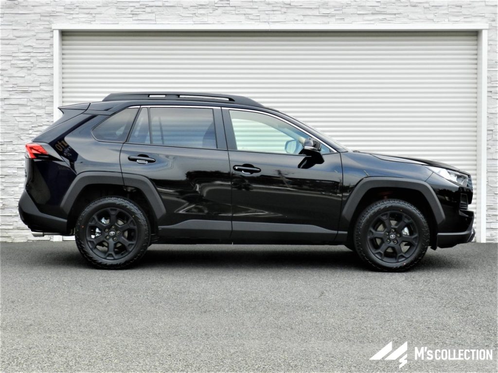 TOYOTA RAV4 黒 左側面サイドビュー、ルーフレールとマットブラックホイールを含む全体像