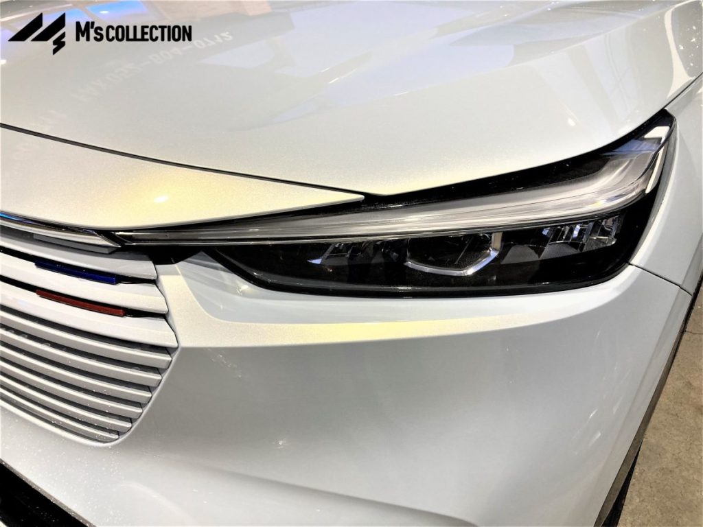 HONDA ヴェゼル 細目ヘッドライトとボディー同色グリルをクローズアップ
