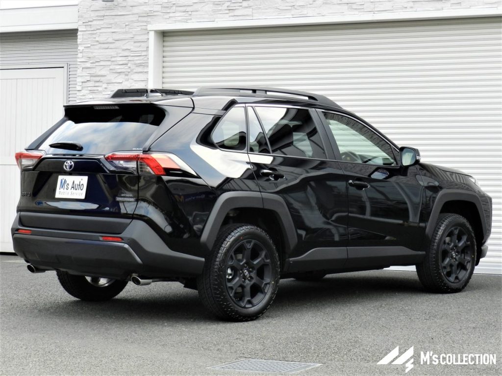TOYOTA RAV4 黒 リア斜め後方からの外観、マットブラックホイールとリアスポイラーを含む足回り