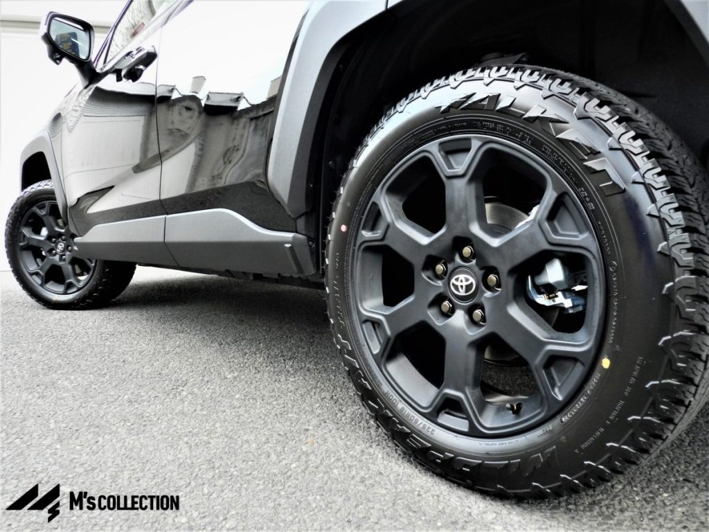 TOYOTA RAV4 マットブラックホイールと225/60R18オールテレインタイヤをクローズアップ