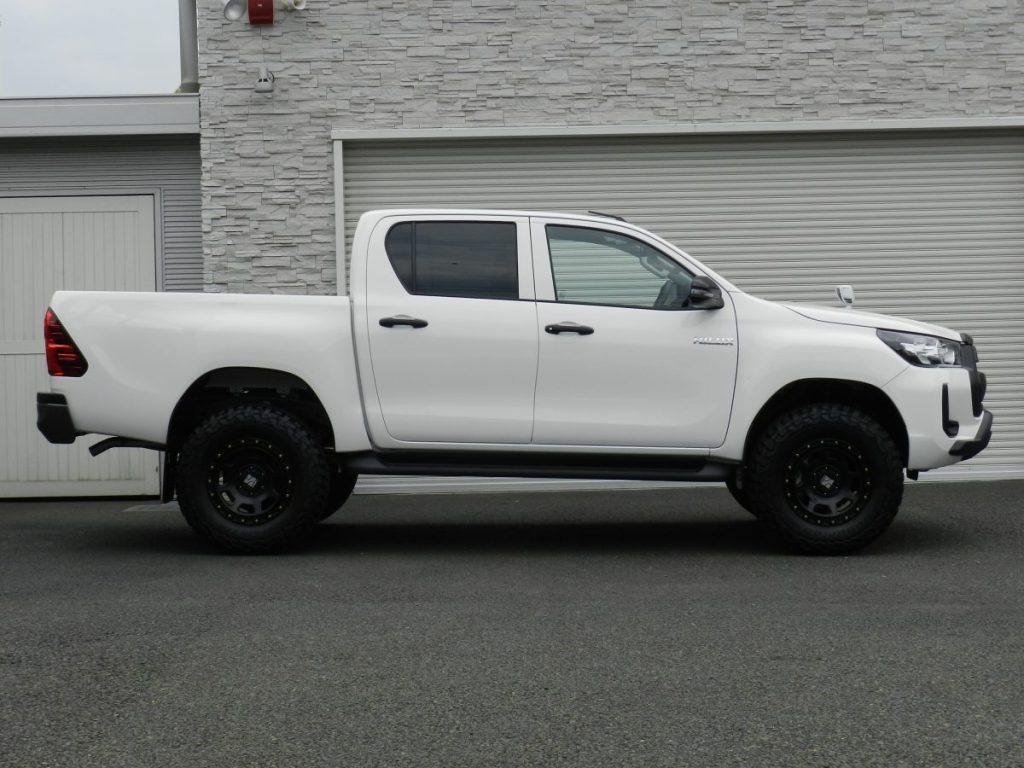 TOYOTA HILUX X GUN125 白 左側面サイドビュー、ピックアップベッドとXJ07ホイールを含む全体像