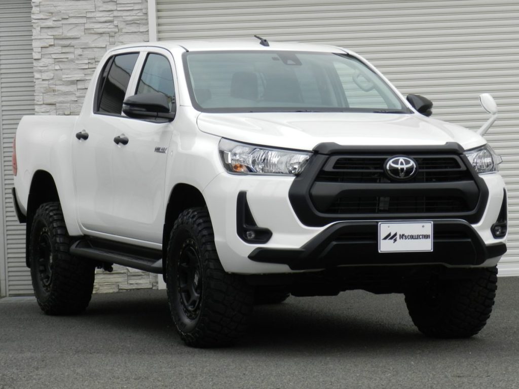 TOYOTA HILUX X GUN125 白 フロント斜め前方からの外観、リフトアップとXJ07黒ホイール