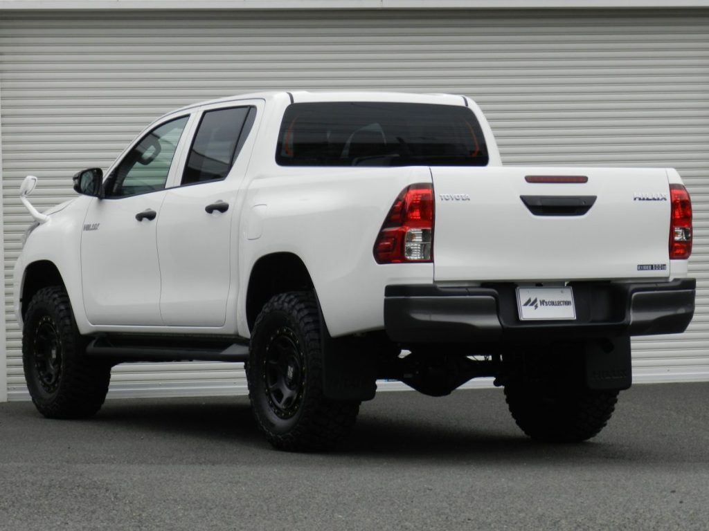 TOYOTA HILUX X GUN125 白 リア斜め後方からの外観、HILUXロゴと黒ホイールを含む足回り