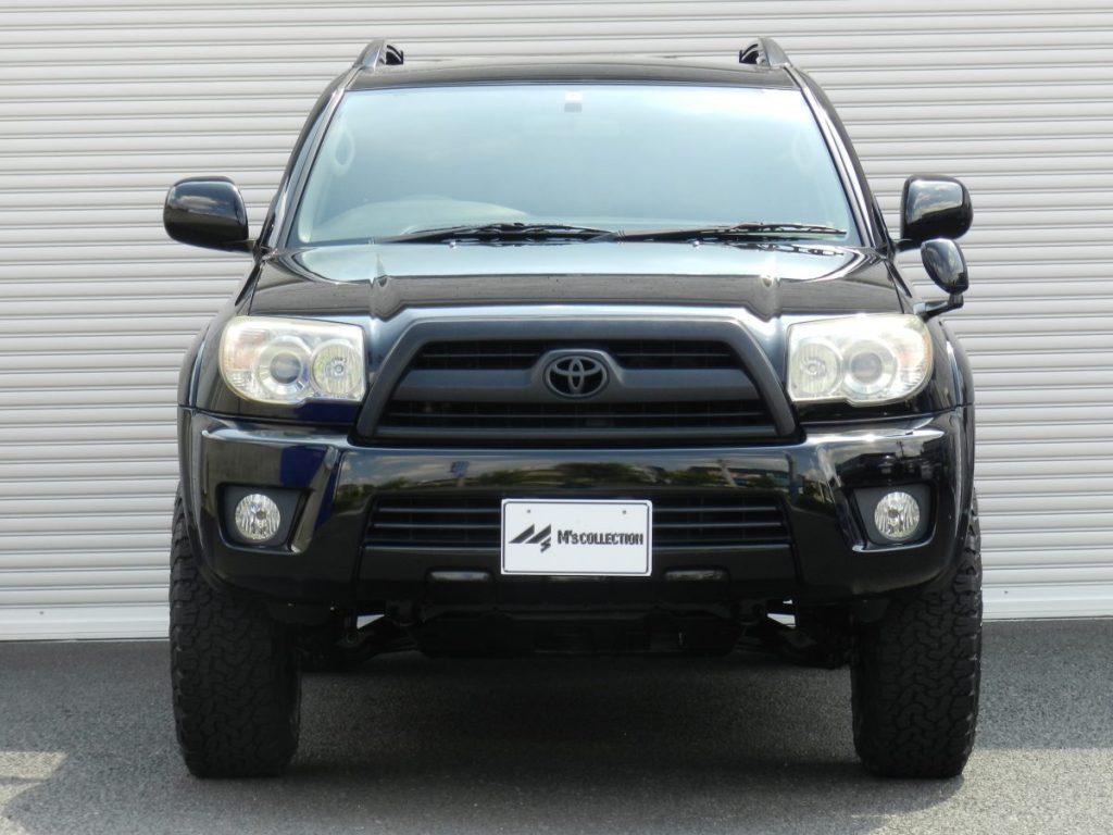 M’s Collection HILUX SURF 215 黒 フロント正面からの外観、ブラックグリルとTOYOTAエンブレム