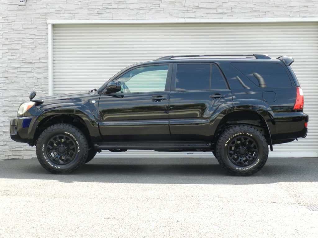M’s Collection HILUX SURF 215 黒 左側面サイドビュー、リフトアップと17インチ黒ホイールを含む全体像