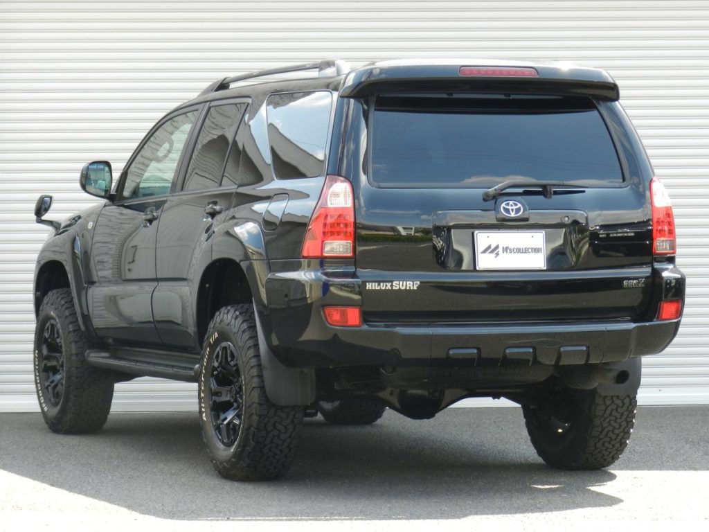 M’s Collection HILUX SURF 215 黒 リア斜め後方からの外観、HILUX SURFバッジと黒ホイールを含む足回り