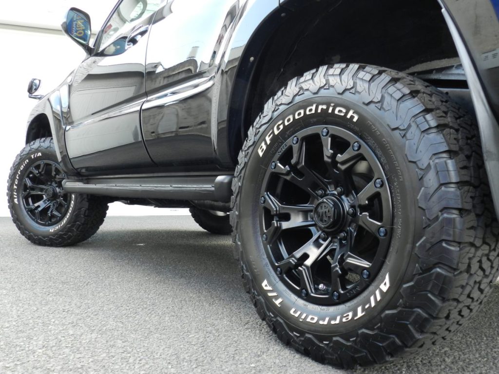M’s Collection HILUX SURF 17インチ黒ホイールとBFグッドリッチオールテレーンT/Aホワイトレターをクローズアップ