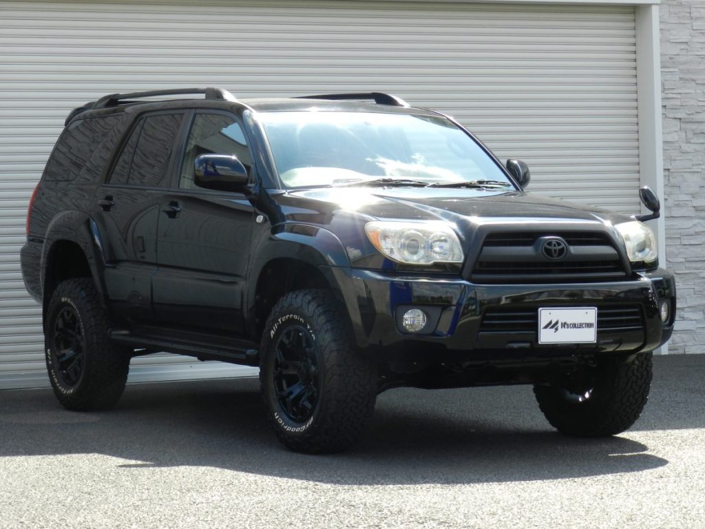 M’s Collection HILUX SURF 215 黒 低アングルフロント斜め外観、リフトアップした足回り全体像
