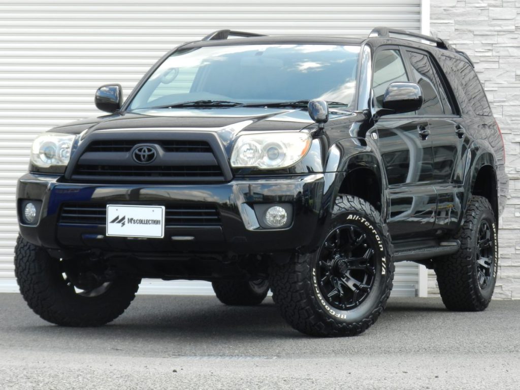 M’s Collection HILUX SURF 215 CROSS WILD 黒 フロント斜め前方からの外観、リフトアップと黒ホイール