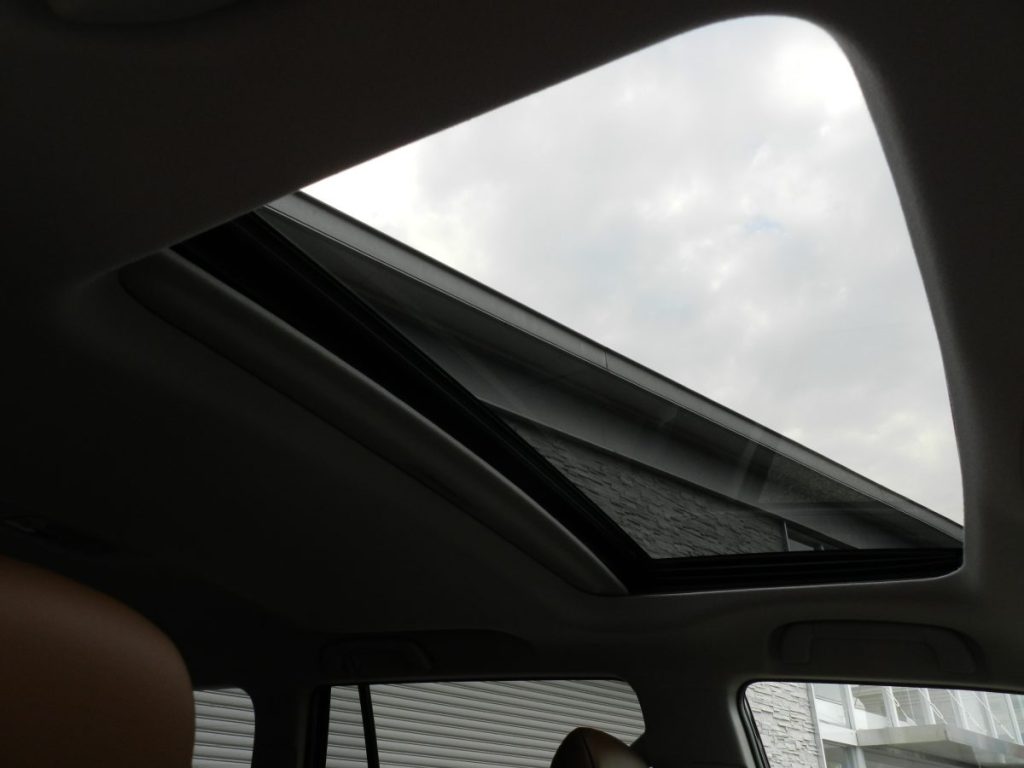 TOYOTA LAND CRUISER PRADO チルト&スライド電動ムーンルーフを開けた室内からの空の見える様子
