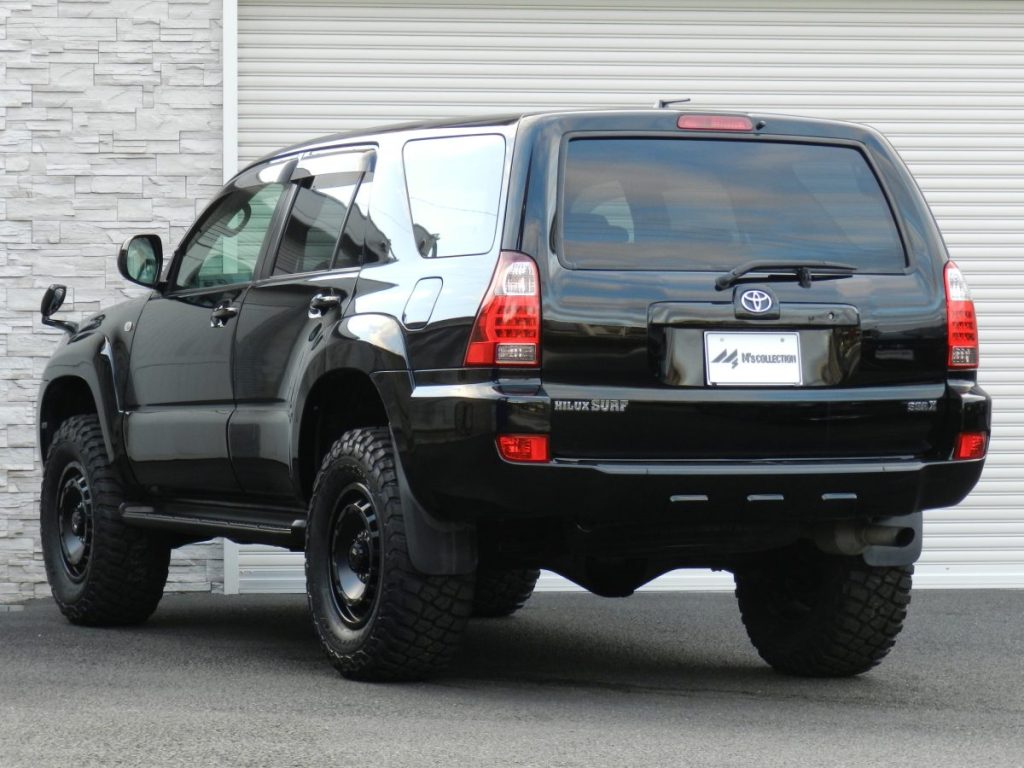 TOYOTA HILUX SURF 黒 リア斜め後方からの外観、HILUX SURFバッジと黒ホイールを含む足回り