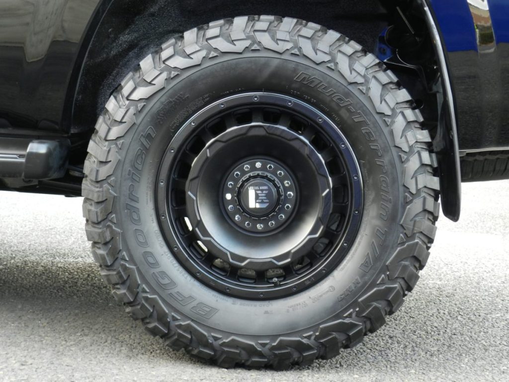 TOYOTA HILUX SURF 黒ホイールとBFグッドリッチ マッドテレーンT/A 285/70R17をクローズアップ