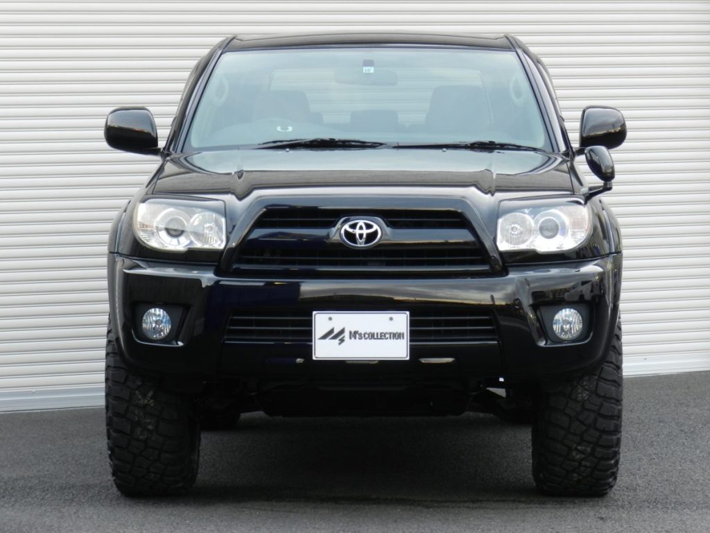 TOYOTA HILUX SURF 黒 フロント正面からの外観、ブラック化したグリルとTOYOTAエンブレム