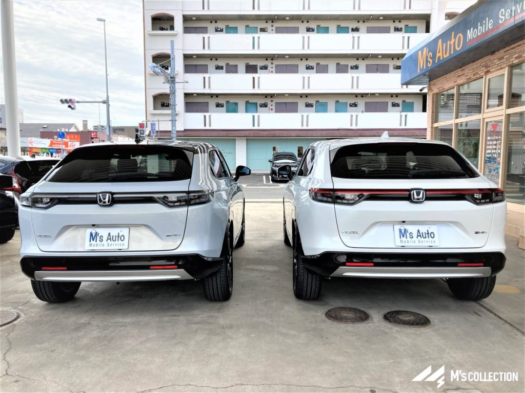 HONDA ヴェゼル リアからホワイトパール2色を並べて比較した外観