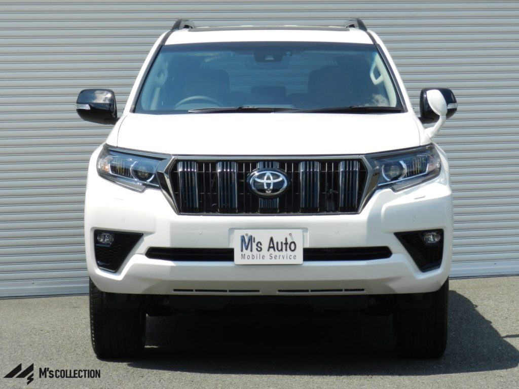 TOYOTA LAND CRUISER PRADO 白 フロント正面からの外観、黒塗装のグリルとヘッドランプガーニッシュ