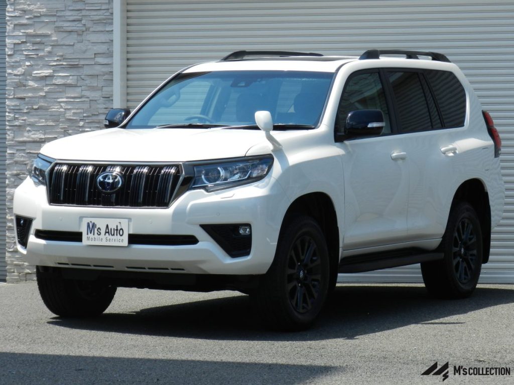 TOYOTA LAND CRUISER PRADO 70th ANNIVERSARY LIMITED 白 フロント斜め前方からの外観、黒グリルとルーフレール
