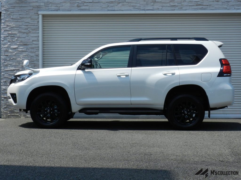 TOYOTA LAND CRUISER PRADO ホワイトパールクリスタルシャイン 左側面サイドビュー、黒18インチホイールを含む全体像
