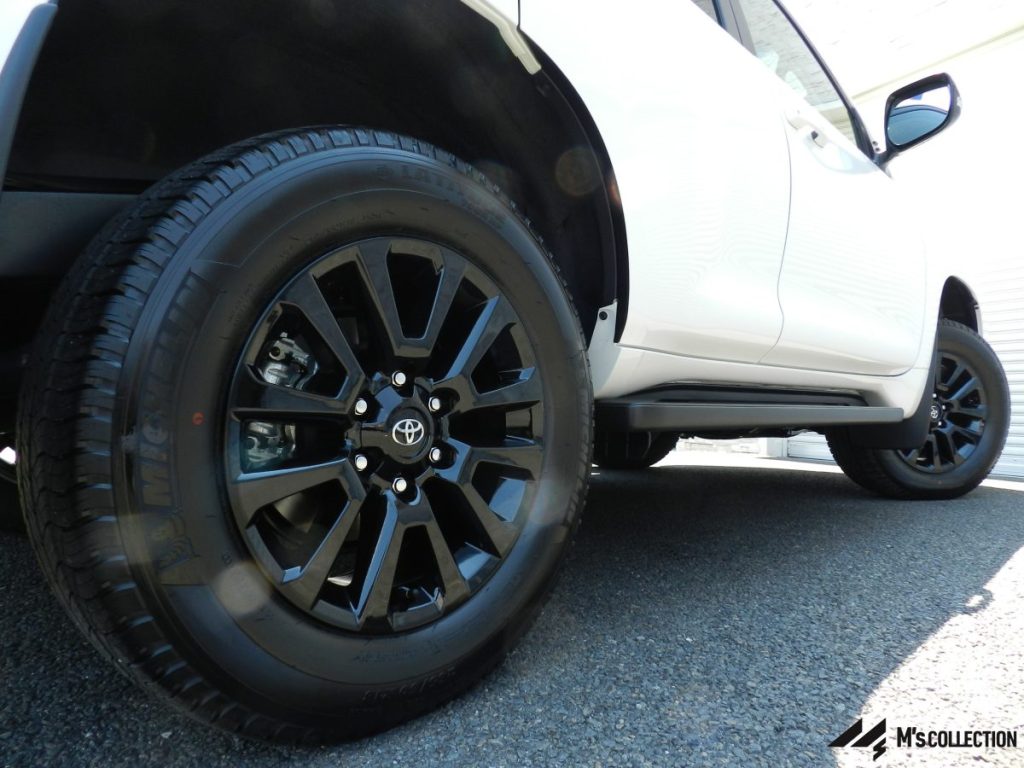 TOYOTA LAND CRUISER PRADO 18インチブラックホイールとTOYOTAエンブレムをクローズアップ