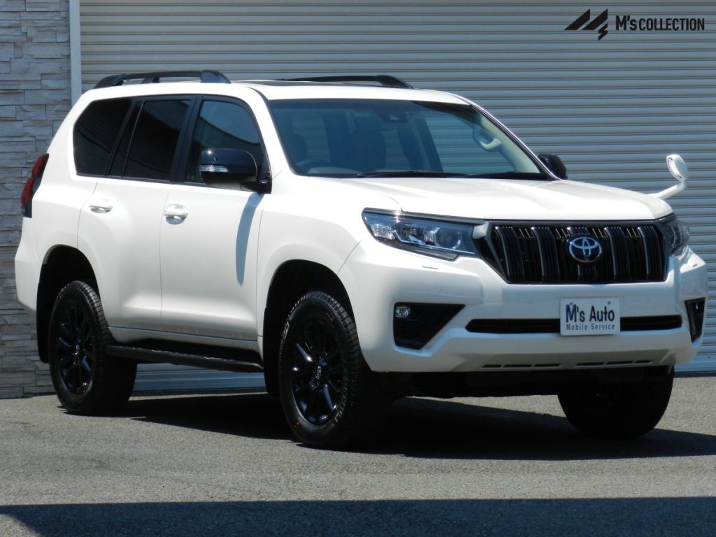 TOYOTA LAND CRUISER PRADO 白 低アングルフロント斜め外観、黒グリルとホイールを含む足回り全体像
