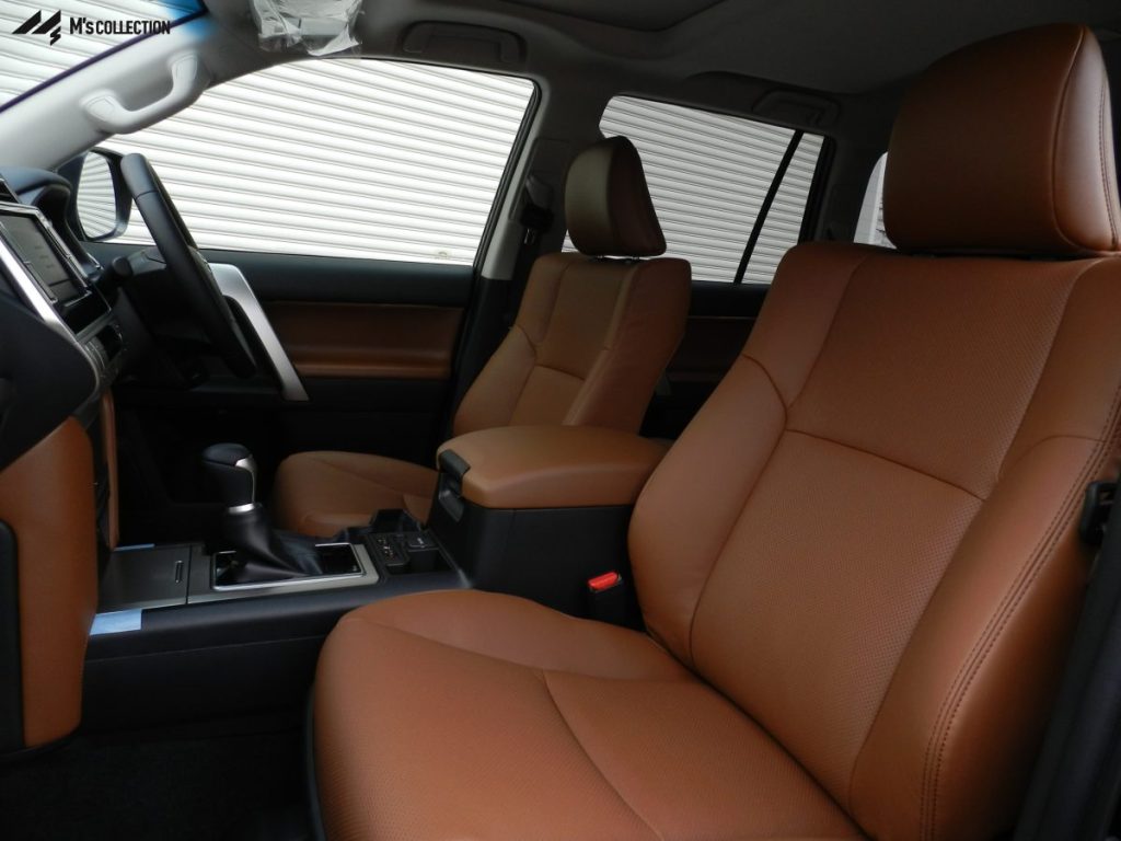 TOYOTA LAND CRUISER PRADO 70周年専用色サドルタン本革シートの前席とセンターコンソール