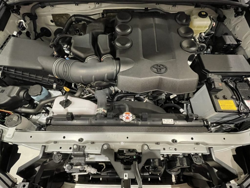US TOYOTA 4RUNNER エンジンルーム内部、4000cc V6エンジンとTOYOTAカバーのアップ