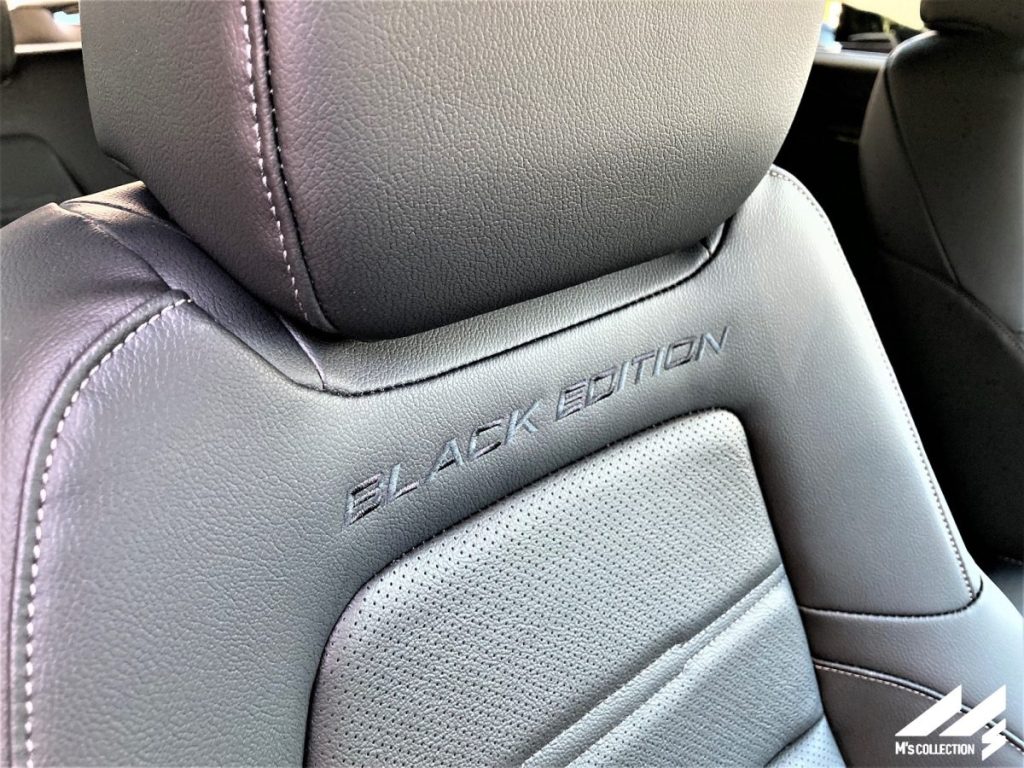 HONDA CR-Vブラックエディション シートヘッドレストの"BLACK EDITION"ロゴ刻印をクローズアップ