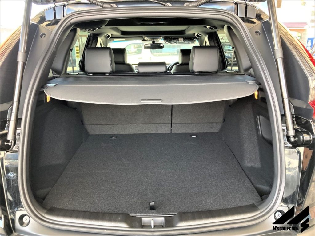 HONDA CR-Vブラックエディション ラゲッジスペースを前方から見た様子、トノカバーの取付位置が分かる写真