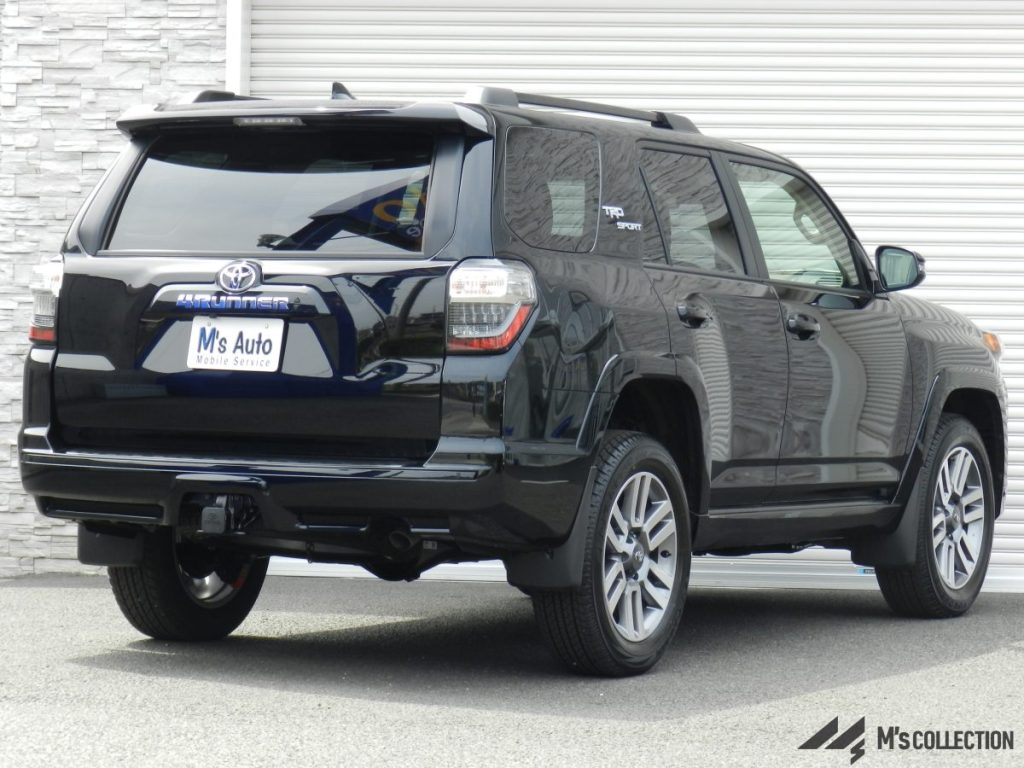 US TOYOTA 4RUNNER 黒 リア斜め後方からの外観、ヒッチメンバーとテールランプが見える様子