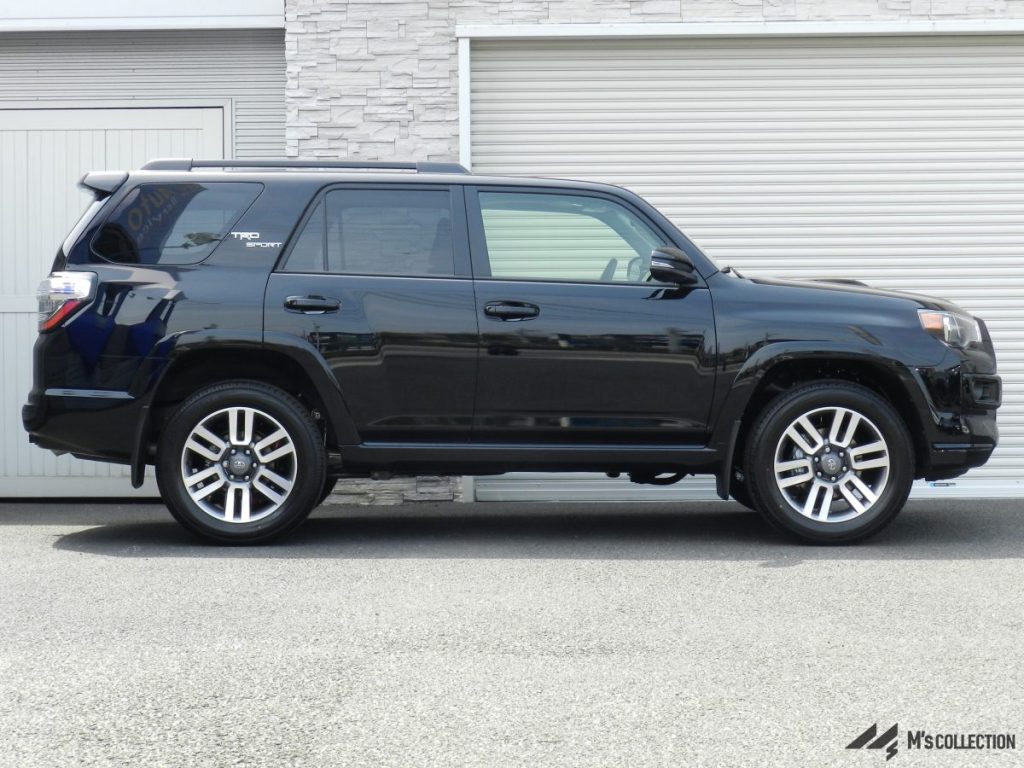 US TOYOTA 4RUNNER 黒 左側面サイドビュー、全形とフェンダー部のTRDロゴが見える様子