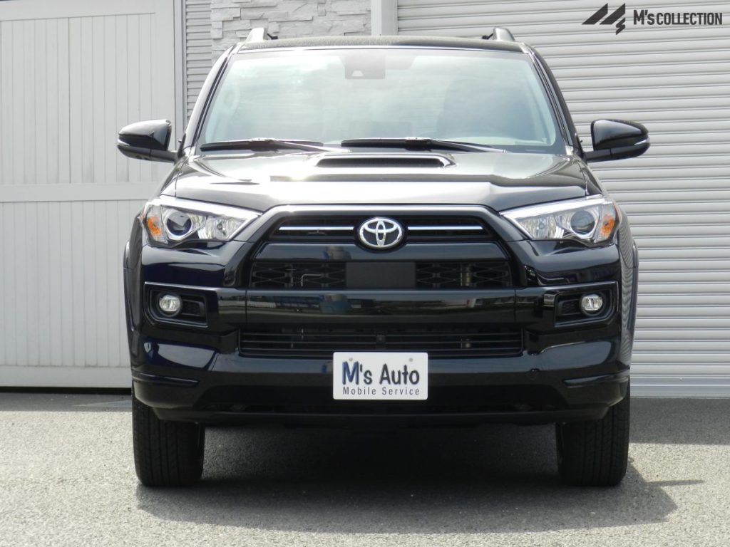 US TOYOTA 4RUNNER フロントグリル正面、TOYOTAエンブレムとヘッドライトのアップ