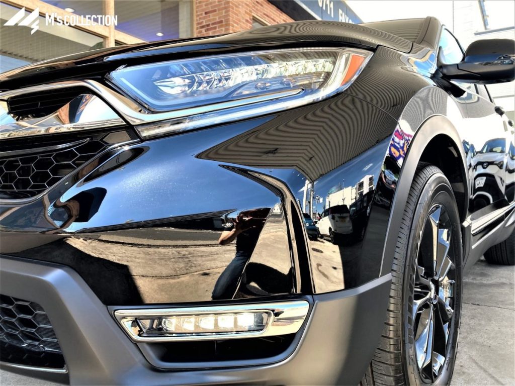 HONDA CR-Vブラックエディション LEDヘッドライトとLEDフォグランプ、フェンダーを含むクローズアップ