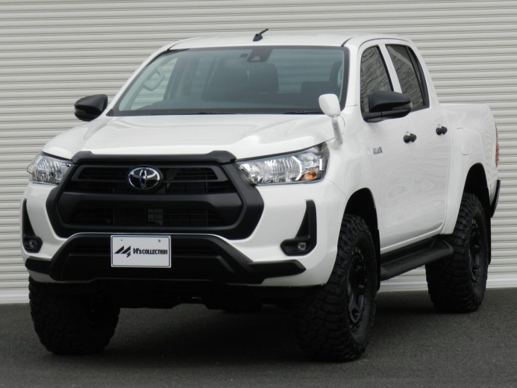 TOYOTA HILUX X GUN125 白 フロント斜め前方からの外観、黒ホイールと太いタイヤを含む足回り
