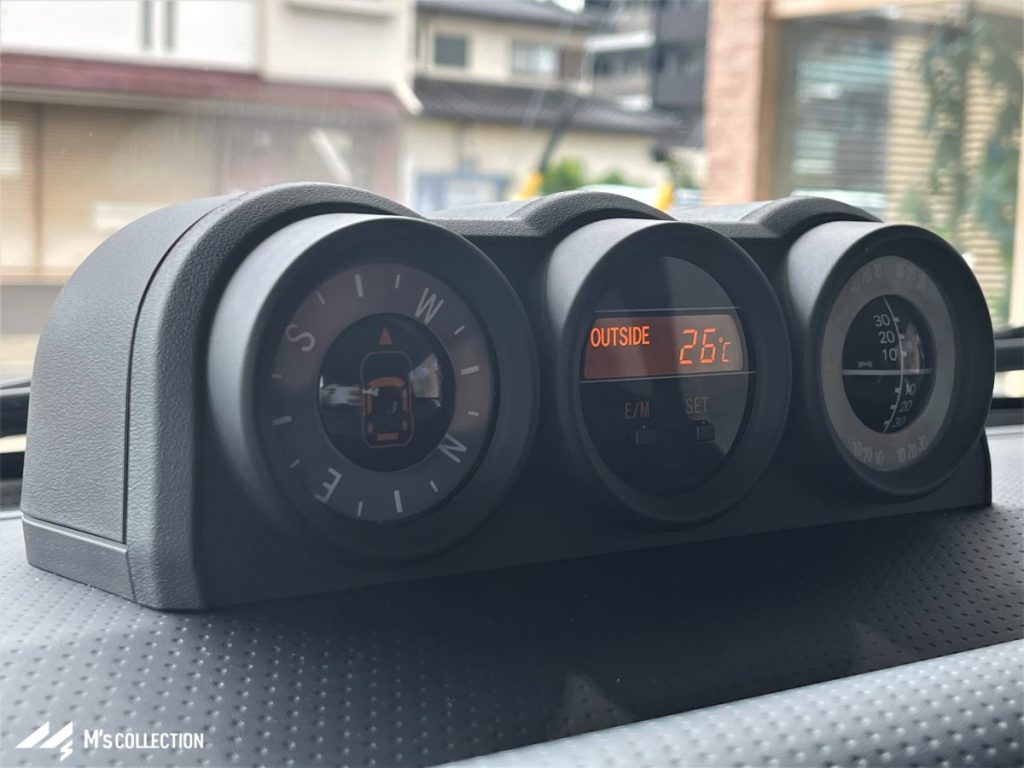 US TOYOTA FJ CRUISER 3連メーター、コンパスと外気温26度の表示をクローズアップ
