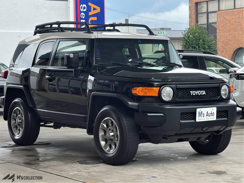 US TOYOTA FJ CRUISER 黒 低アングルフロント斜め外観、アロイホイールとフロントグリルを含む足回り