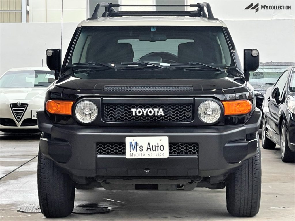 US TOYOTA FJ CRUISER 黒 フロント正面からの外観、TOYOTAグリルと丸いヘッドライトが見える様子