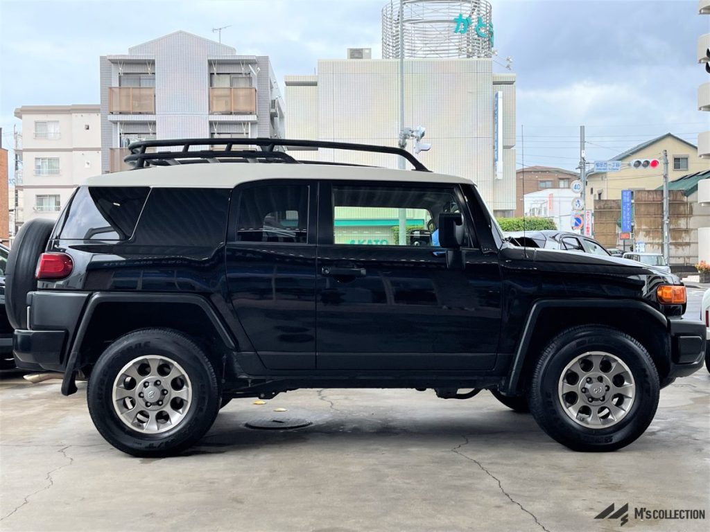 US TOYOTA FJ CRUISER 黒 左側面サイドビュー、ルーフラックとアロイホイールを含む全体像