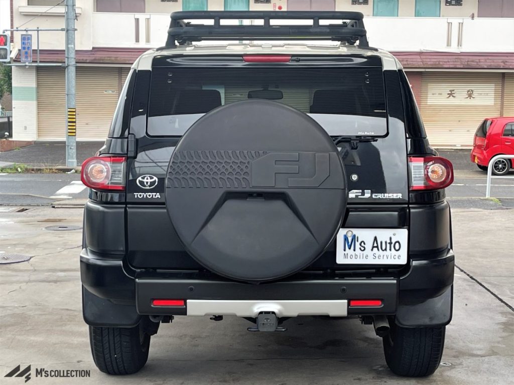 US TOYOTA FJ CRUISER 黒 リア正面からの外観、FJ CRUISERロゴ入りスペアタイヤカバーとテールランプ