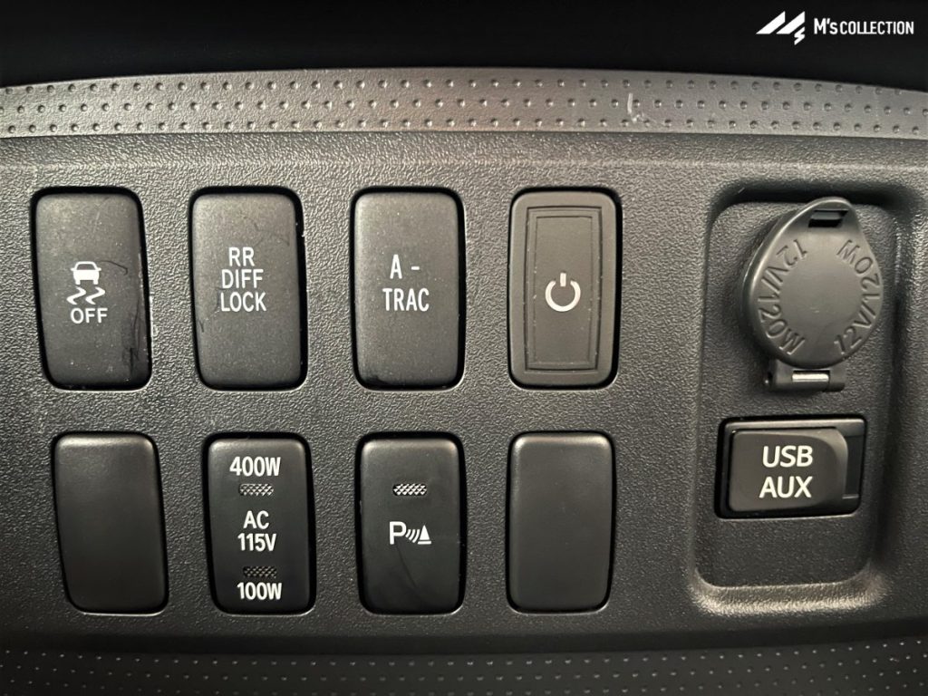 US TOYOTA FJ CRUISER ダッシュボードスイッチ、A-TRAC・RRデフロックと400W ACコンセント・USB AUX端子