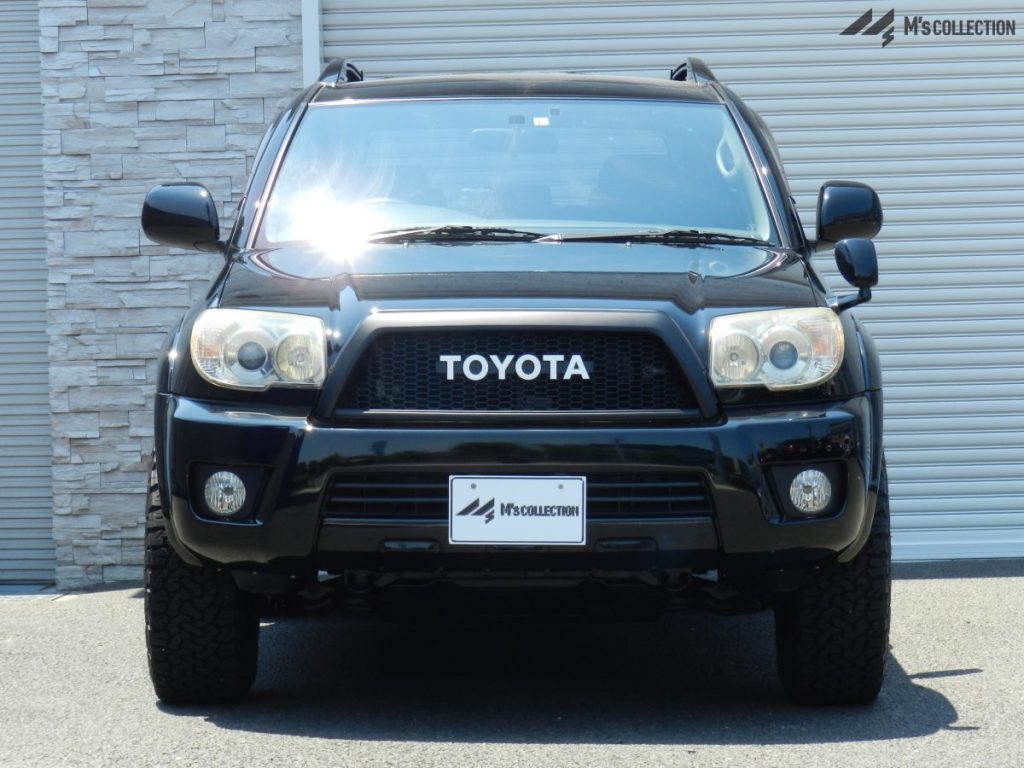 TOYOTA HILUX SURF 黒 フロント正面からの外観、TOYOTAロゴ入りカスタムグリルとヘッドライト