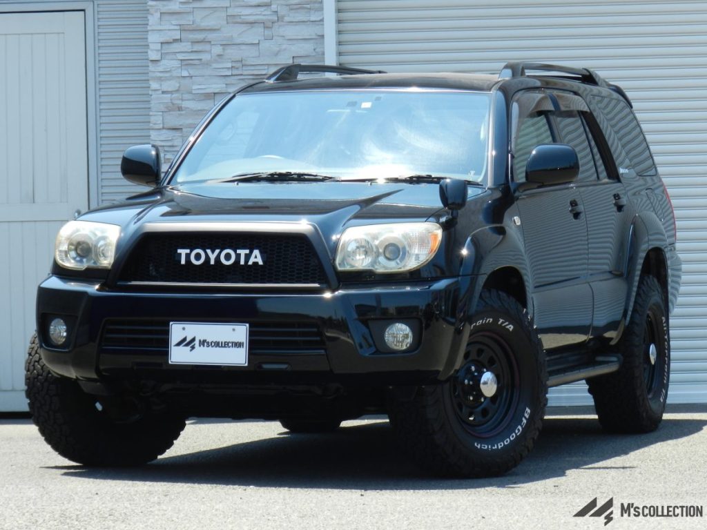 TOYOTA HILUX SURF 黒 低アングルフロント斜め外観、黒ホイールとサイドステップを含む足回り全体像