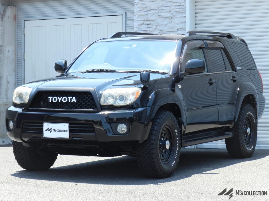 TOYOTA HILUX SURF 215 SSR-X 黒 フロント斜め前方からの外観、TOYOTAグリルとBFグッドリッチホワイトレタータイヤ