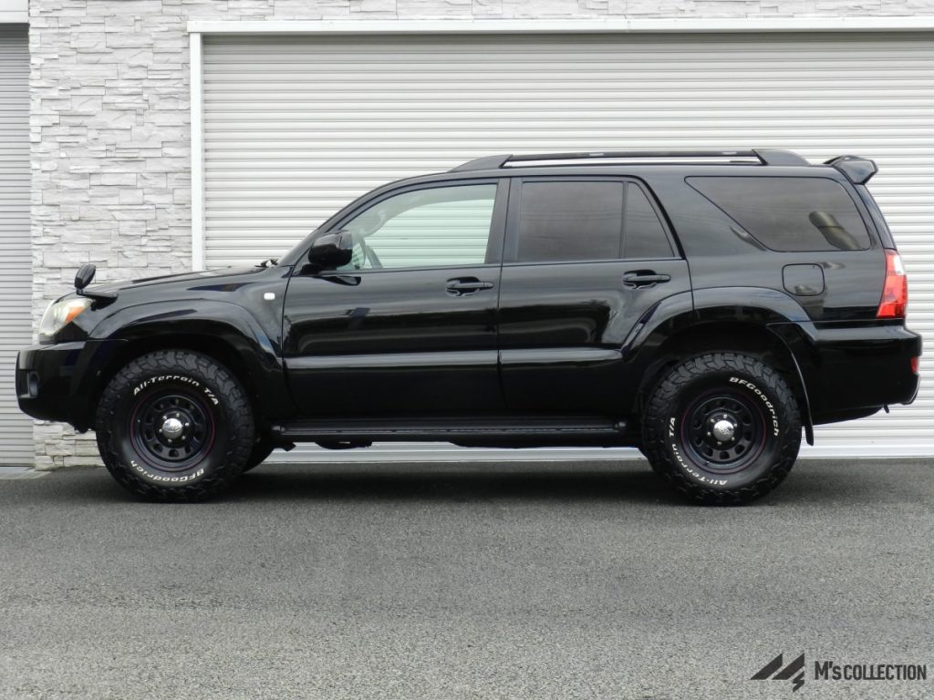 TOYOTA HILUX SURF 215 SSR-X 黒 左側面サイドビュー、17インチ黒ホイールと足回りのカスタムを全体で確認