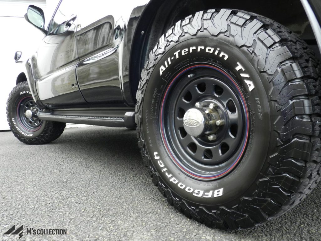 TOYOTA HILUX SURF 黒ホイールとBFグッドリッチ オールテレーンT/Aホワイトレターを近距離クローズアップ