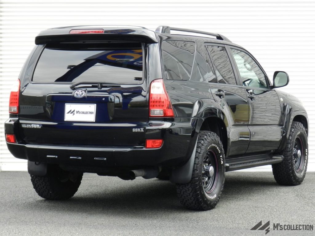 TOYOTA HILUX SURF SSR-X 黒 リア斜め後方からの外観、HILUX SURFとSSR-Xのバッジが見える様子