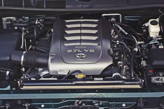 USトヨタ セコイア 5.7L V8(3UR)エンジンのエンジンルーム内部