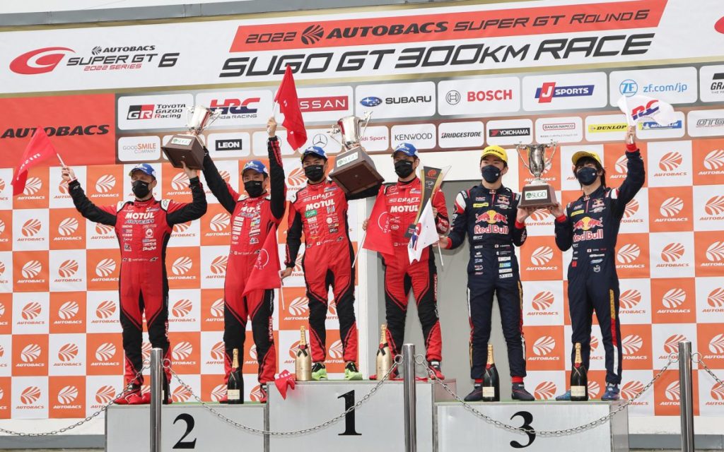 SUGO GT300kmレース1・2・3位表彰台全体、ニスモチームが1-2フィニッシュを達成