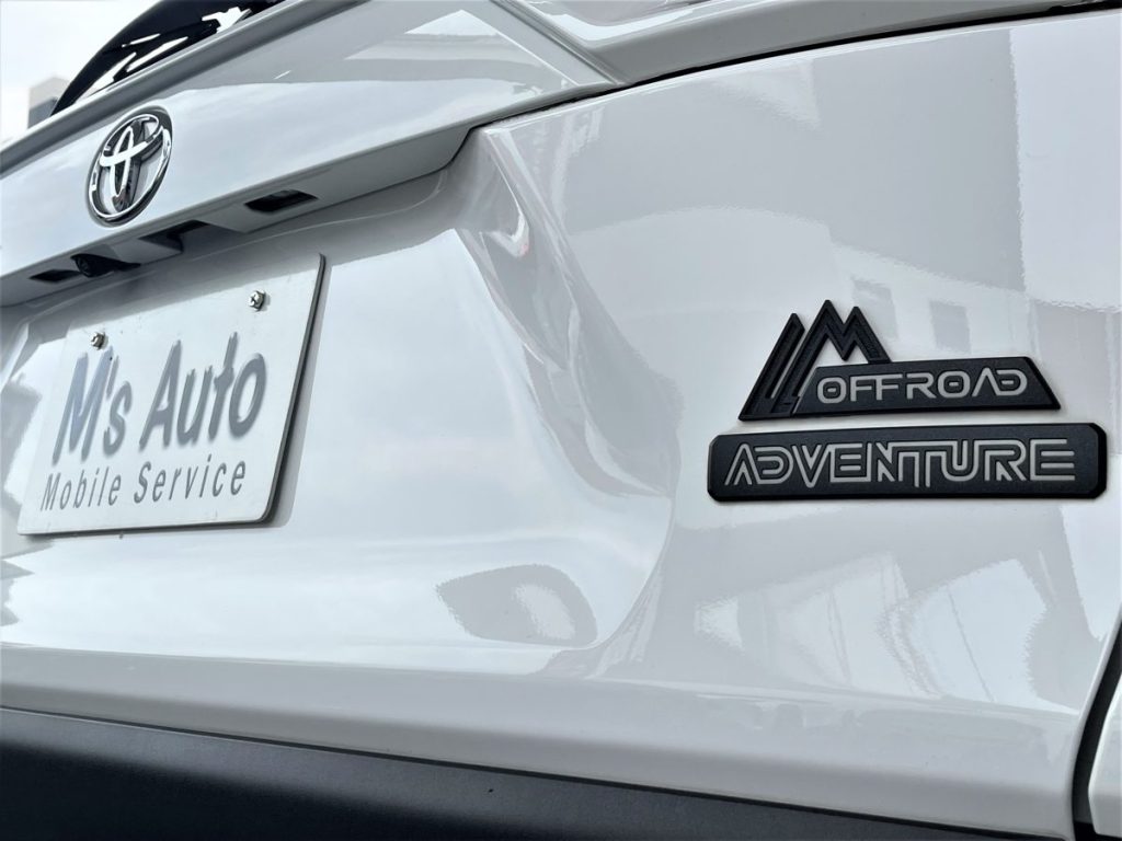 RAV4アドベンチャーオフロードパッケージ OFFROAD ADVENTUREバッジエンブレムのクローズアップ