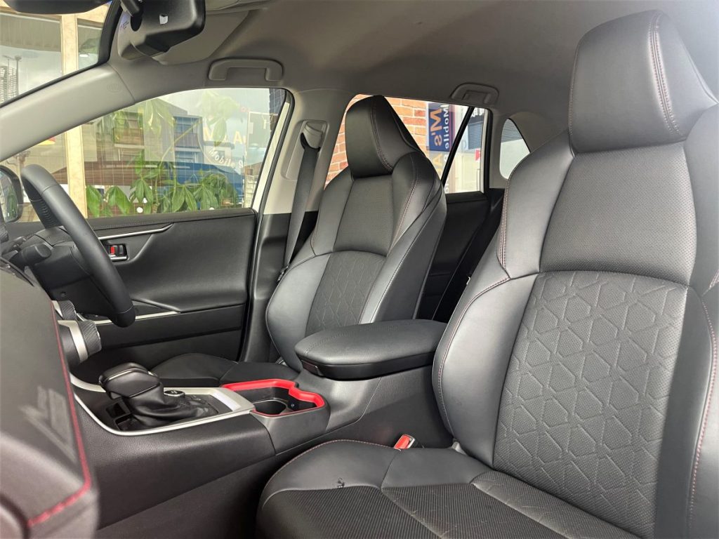 RAV4アドベンチャーオフロードパッケージ 赤アクセントの入ったフロントシートと室内インテリア